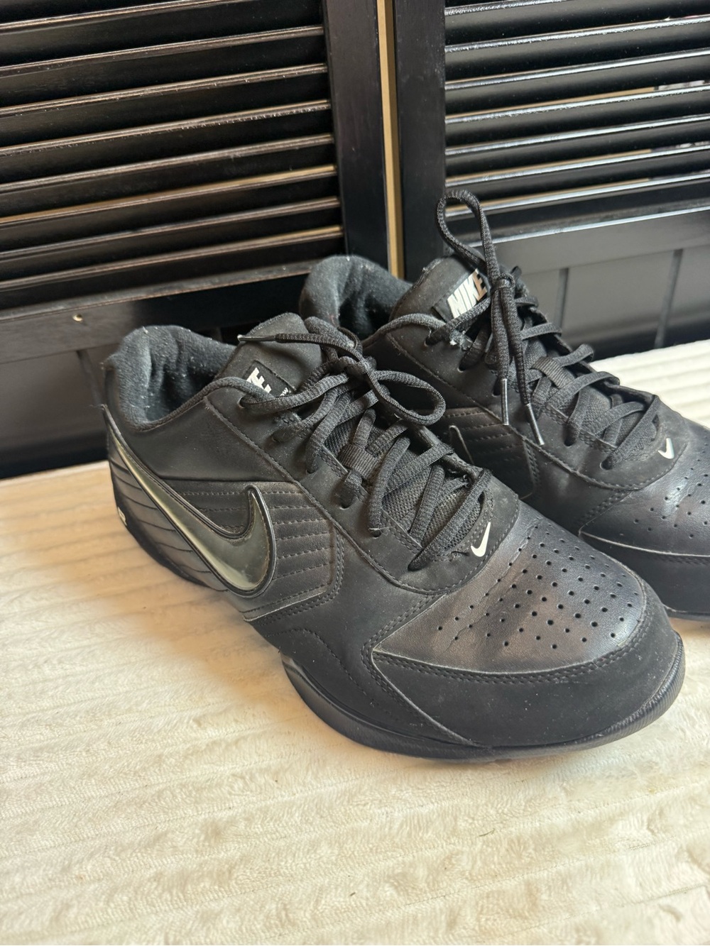 Nike Men’s Black Athletic Low-Top Sneakers with Subtle Silver Swoosh